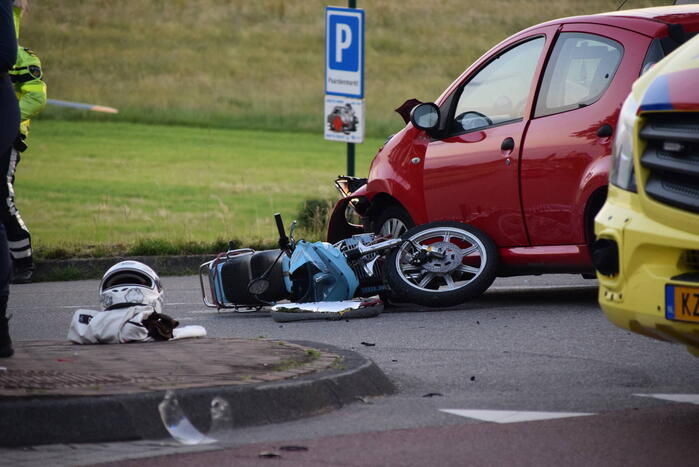Bestuurder motorfiets zwaargewond bij botsing met auto