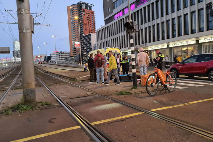 Motorrijder veroorzaakt ongeluk en rijdt ervandoor