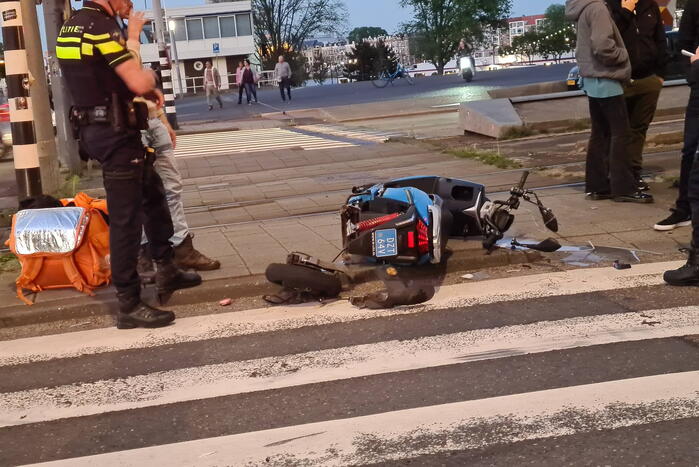 Motorrijder veroorzaakt ongeluk en rijdt ervandoor