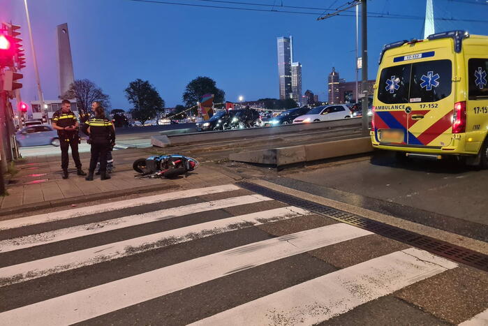 Motorrijder veroorzaakt ongeluk en rijdt ervandoor