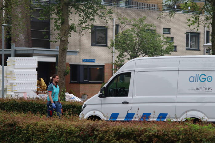 Jonge fietser belandt met fiets onder lijnbus