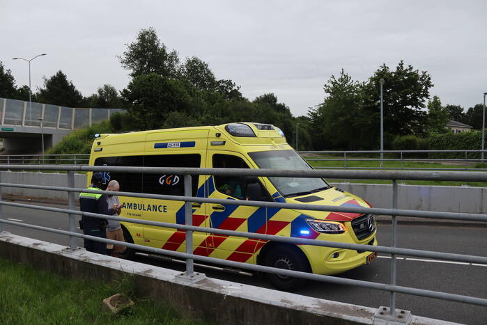 Jonge fietser belandt met fiets onder lijnbus