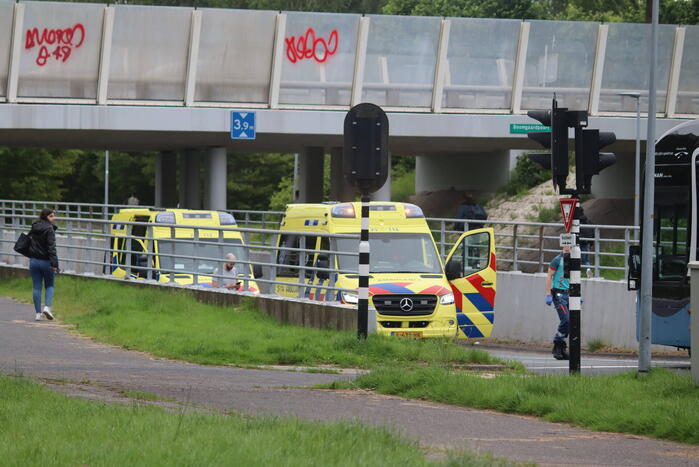 Jonge fietser belandt met fiets onder lijnbus
