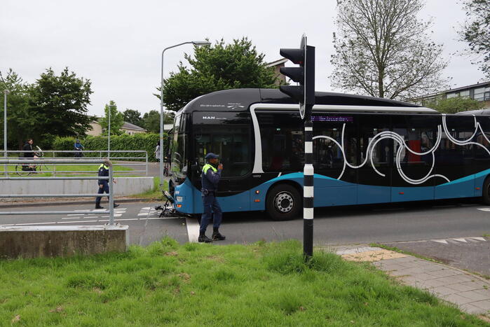 Jonge fietser belandt met fiets onder lijnbus