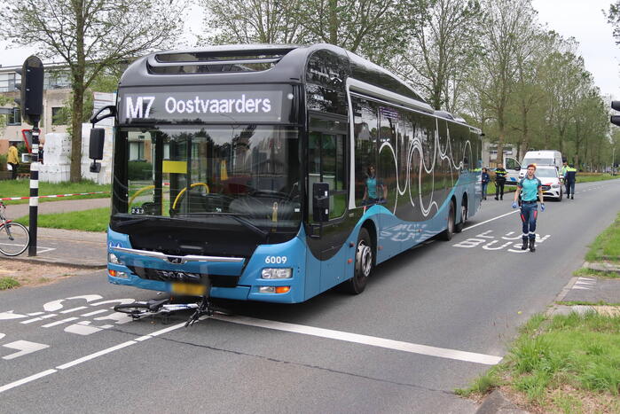 Jonge fietser belandt met fiets onder lijnbus