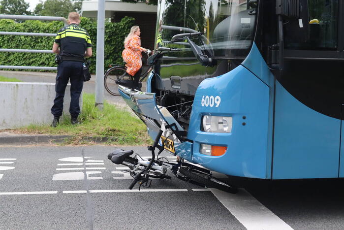 Jonge fietser belandt met fiets onder lijnbus