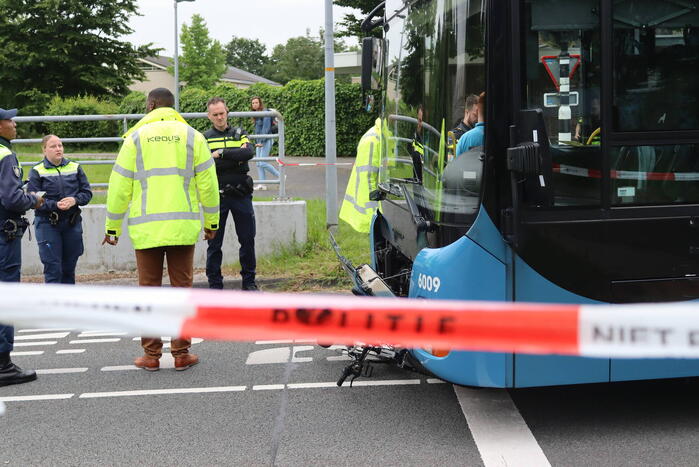 Jonge fietser belandt met fiets onder lijnbus