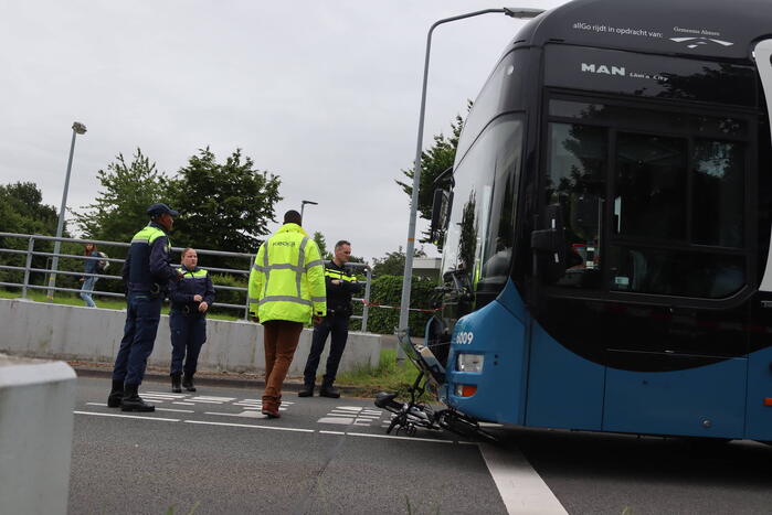 Jonge fietser belandt met fiets onder lijnbus