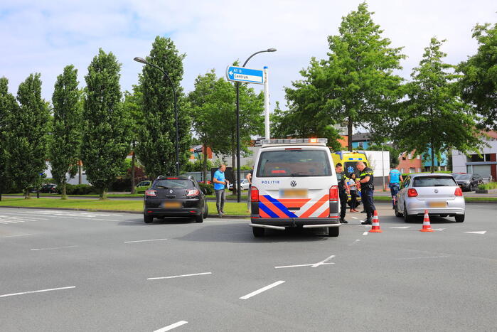 Twee auto's botsen bij verkeerslicht Vathorst