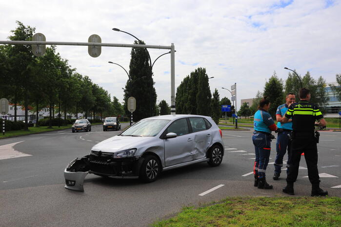 Twee auto's botsen bij verkeerslicht Vathorst