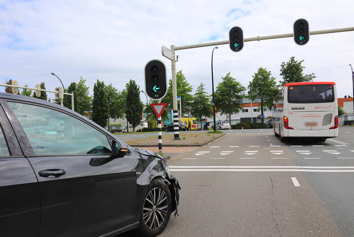 Twee auto's botsen bij verkeerslicht Vathorst