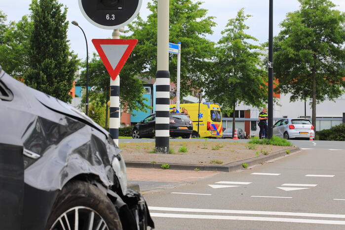 Twee auto's botsen bij verkeerslicht Vathorst