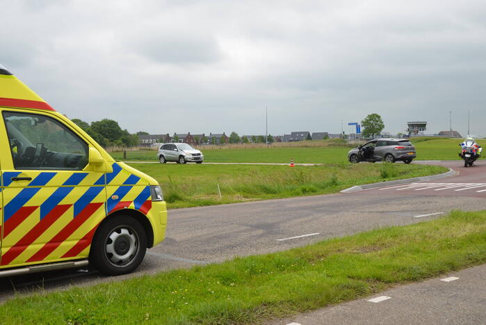 Twee auto's botsen op kruispunt