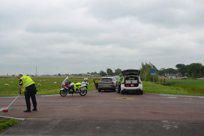 Twee auto's botsen op kruispunt