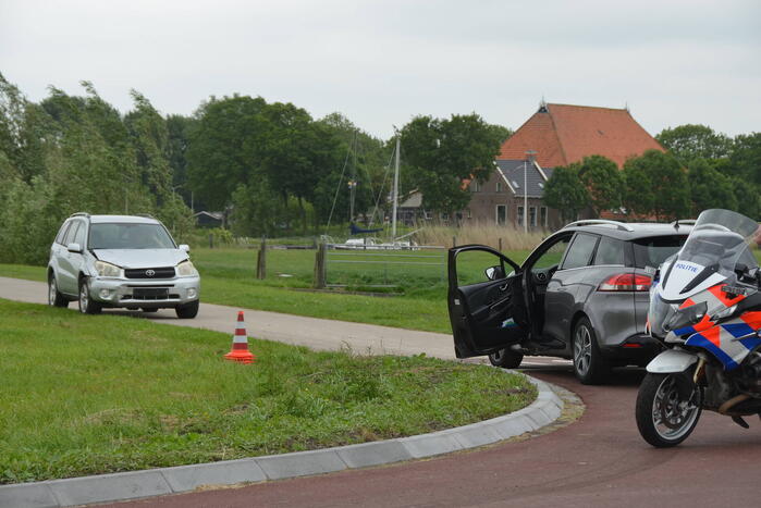 Twee auto's botsen op kruispunt