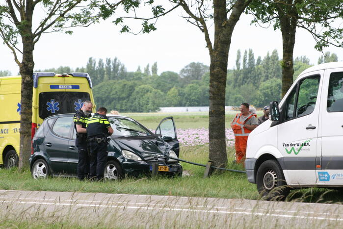 Automobiliste raakt van de weg en ramt hekwerk
