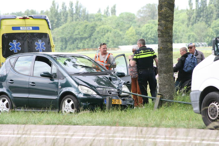 Automobiliste raakt van de weg en ramt hekwerk