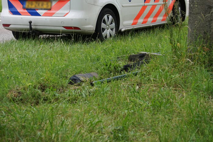 Automobiliste raakt van de weg en ramt hekwerk