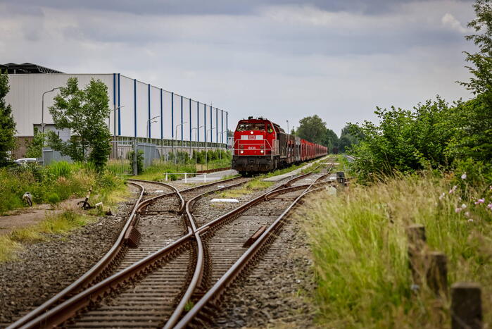 Lege goederentrein rijdt over beschadigd spoor Ponlijn