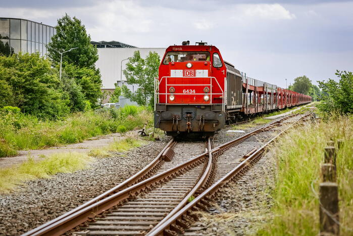 Lege goederentrein rijdt over beschadigd spoor Ponlijn