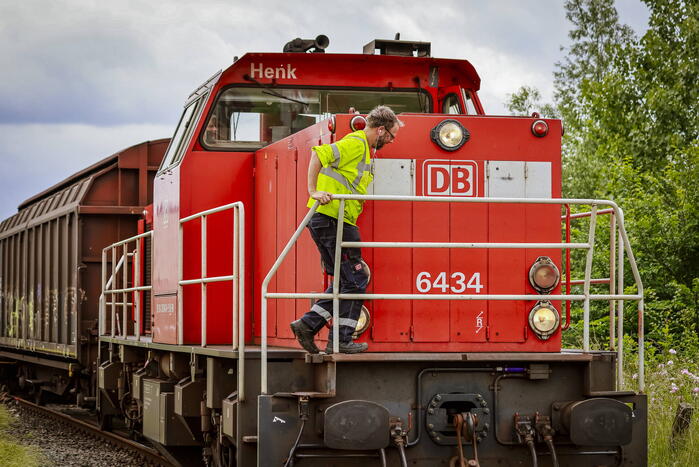 Lege goederentrein rijdt over beschadigd spoor Ponlijn