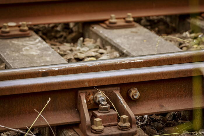 Lege goederentrein rijdt over beschadigd spoor Ponlijn