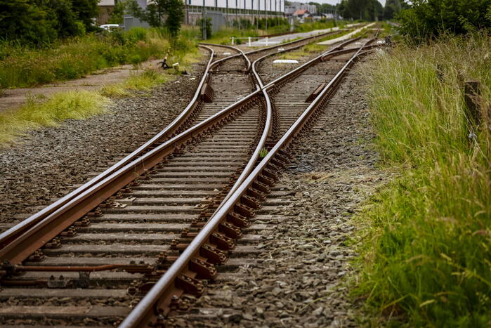 Lege goederentrein rijdt over beschadigd spoor Ponlijn
