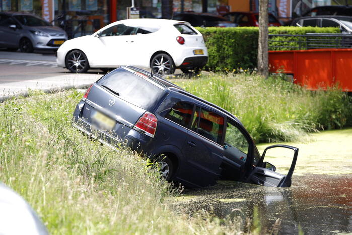 Geparkeerde auto belandt half in het water