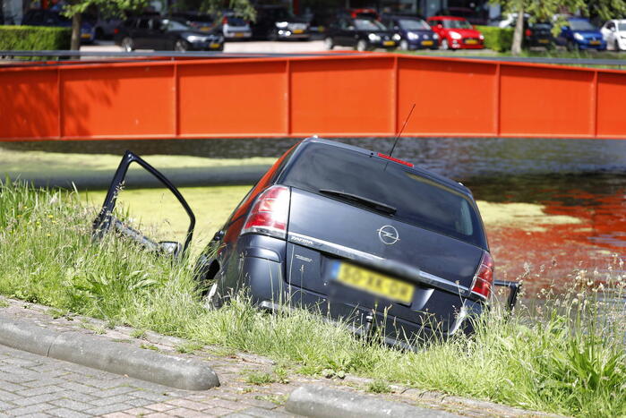 Geparkeerde auto belandt half in het water