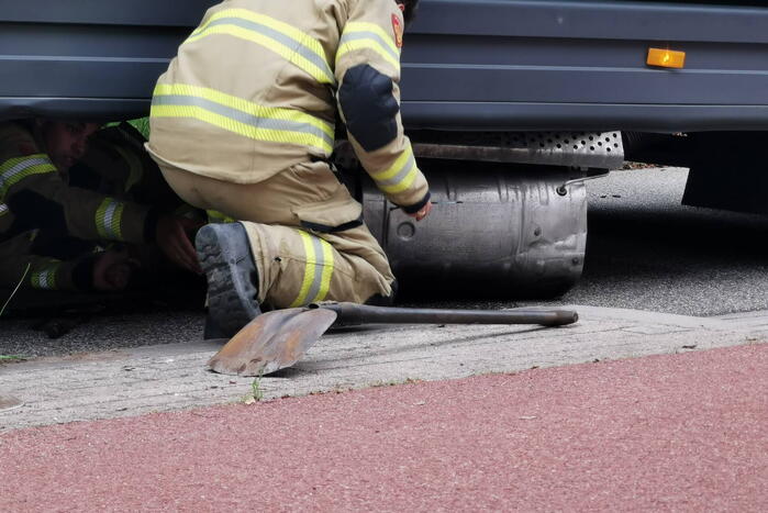 Tank vrachtwagen laat los tijdens het rijden