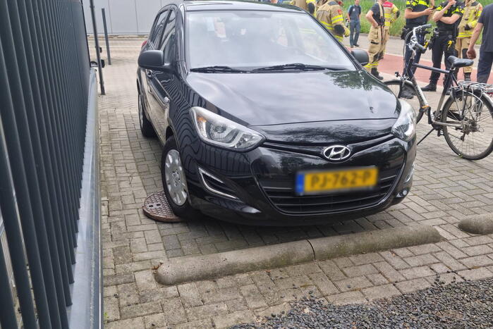 Tank vrachtwagen laat los tijdens het rijden