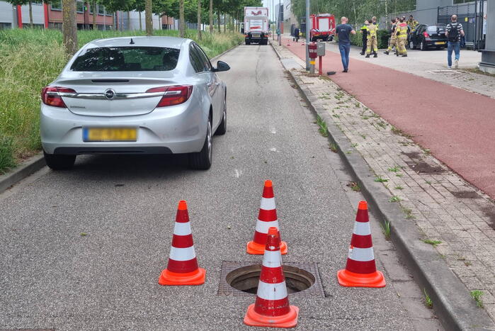 Tank vrachtwagen laat los tijdens het rijden