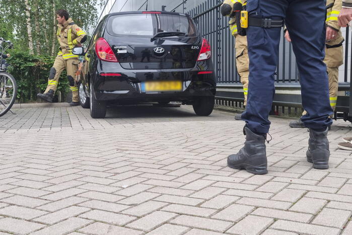 Tank vrachtwagen laat los tijdens het rijden