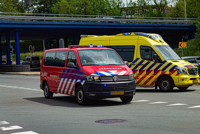 Bestelbus op zijn kop na ongeval op kruising