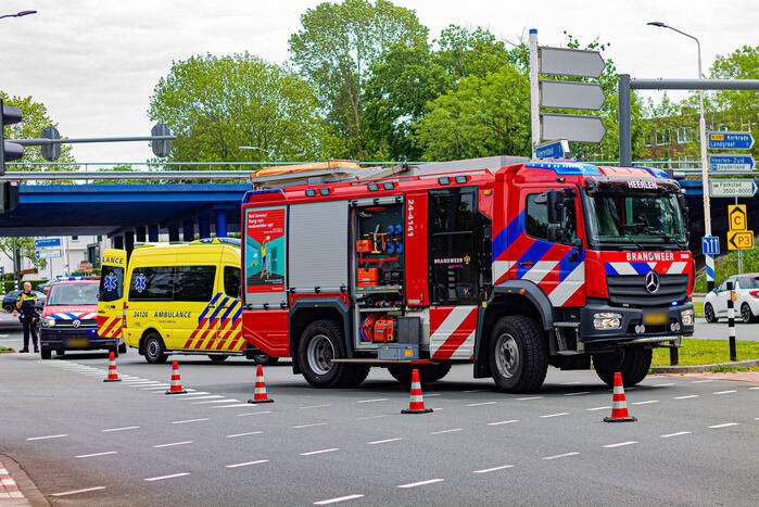 Bestelbus op zijn kop na ongeval op kruising