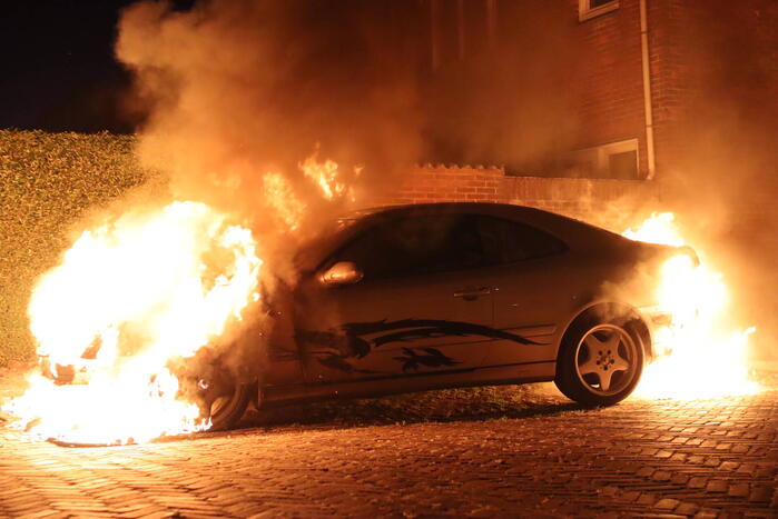Geparkeerde auto gaat in vlammen op