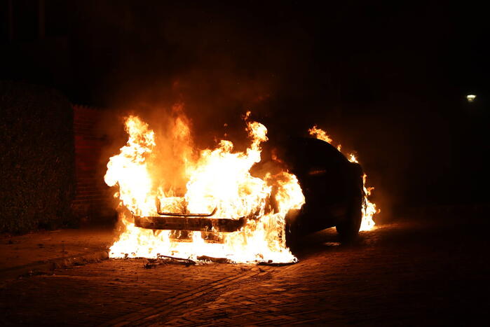 Geparkeerde auto gaat in vlammen op