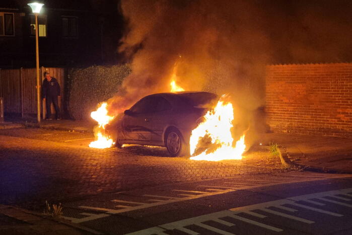 Geparkeerde auto gaat in vlammen op