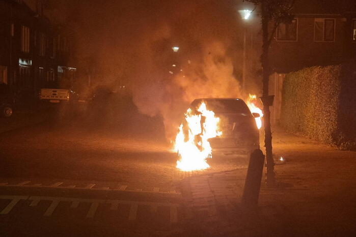 Geparkeerde auto gaat in vlammen op