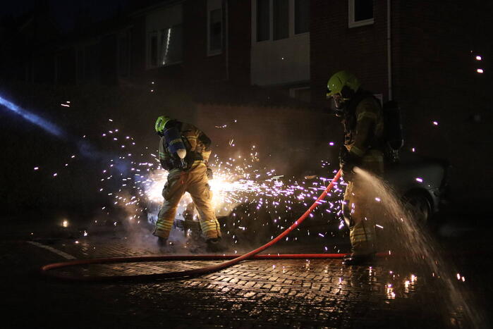 Geparkeerde auto gaat in vlammen op