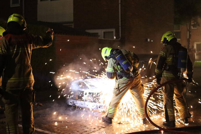 Geparkeerde auto gaat in vlammen op