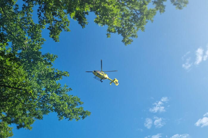 Persoon ernstig gewond na val van dak