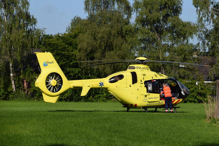 Persoon ernstig gewond na val van dak