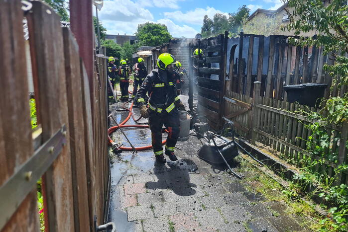 Schuur en schuttingen verwoest vanwege brand