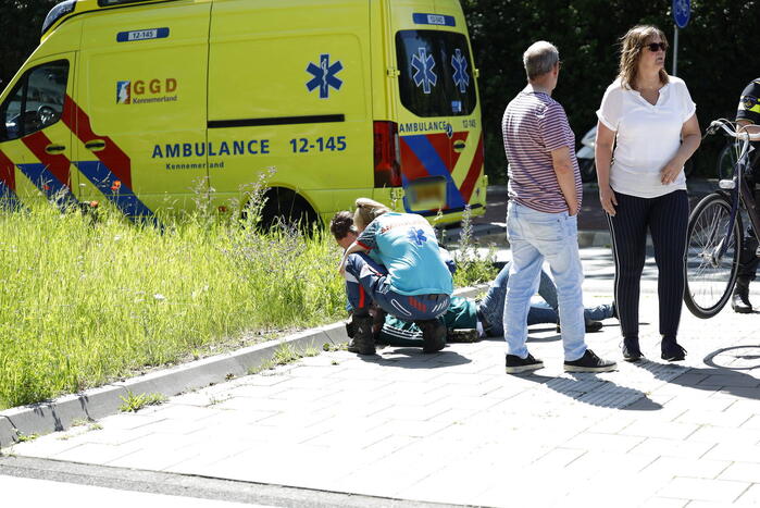 Auto en fietser botsen op rotonde