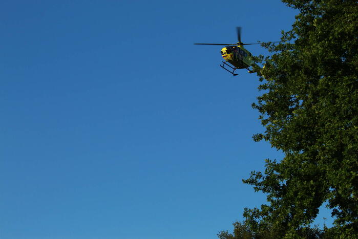 Fietser botst tegen boom en raakt ernstig gewond