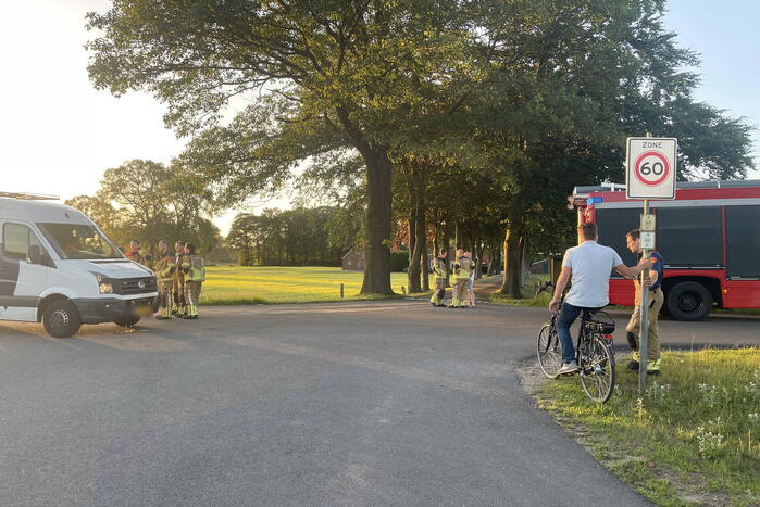 Politie-auto flink beschadigd door klap tegen drempel