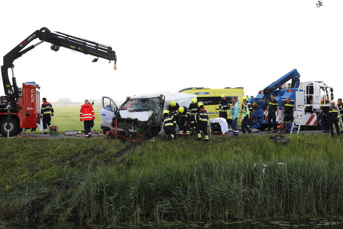 Zwaargewonde bij auto te water