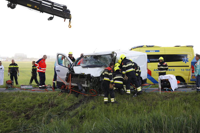 Zwaargewonde bij auto te water