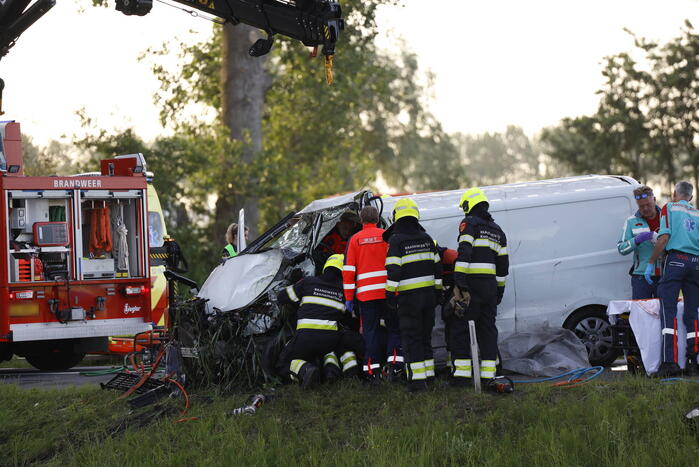 Zwaargewonde bij auto te water